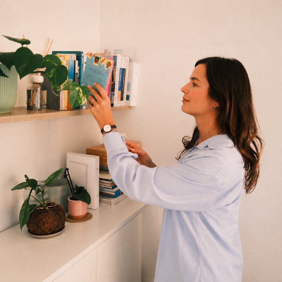 Cecilia Bonsignore prende un libro dalla libreria dello studio
