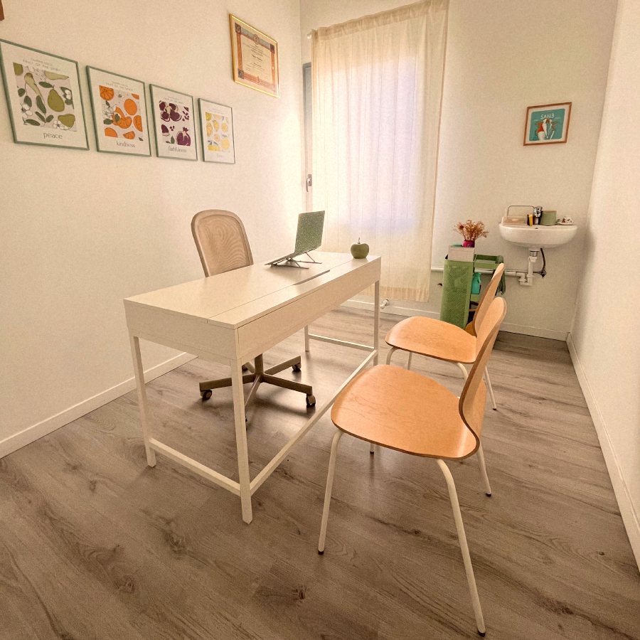 La stanza dello studio: la scrivania e le sedie per chi viene a trovarmi